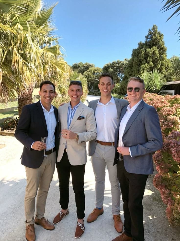 Grupo de invitados con saco — referencia