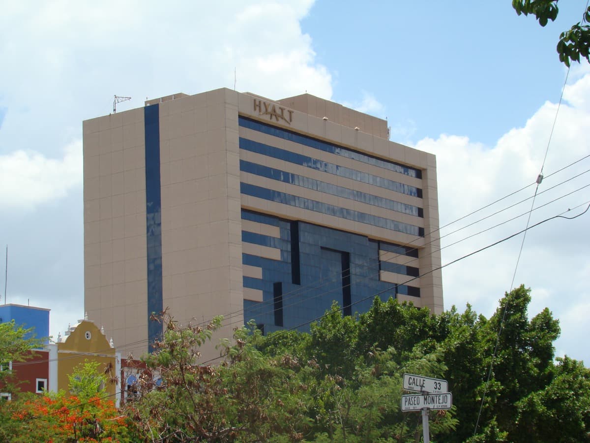 Torre del Hyatt Regency sobre Paseo de Montejo en Mérida